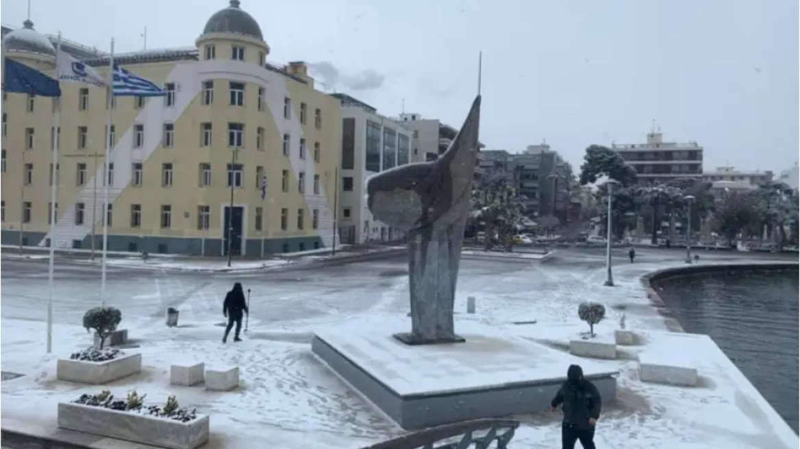 Βόλος: Έφτασε μέχρι τη θάλασσα το χιόνι - Εντυπωσιακές φωτογραφίες