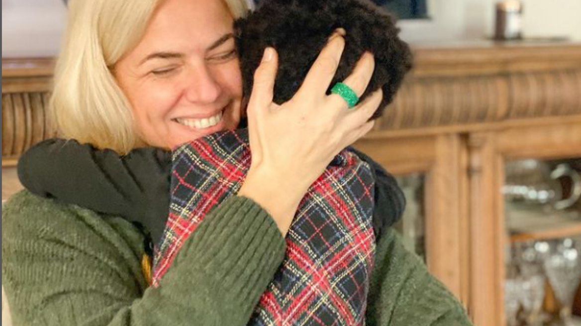 H Χριστίνα Κοντοβά καμαρώνει την κόρη της να παίζει πιάνο