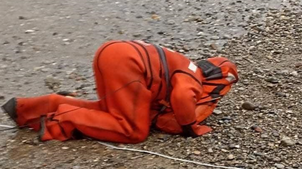 Φωτογραφία: Ναυαγός βγαίνει στη στεριά και φιλάει την άμμο μετά την προσάραξη πλοίου στην Κίσσαμο
