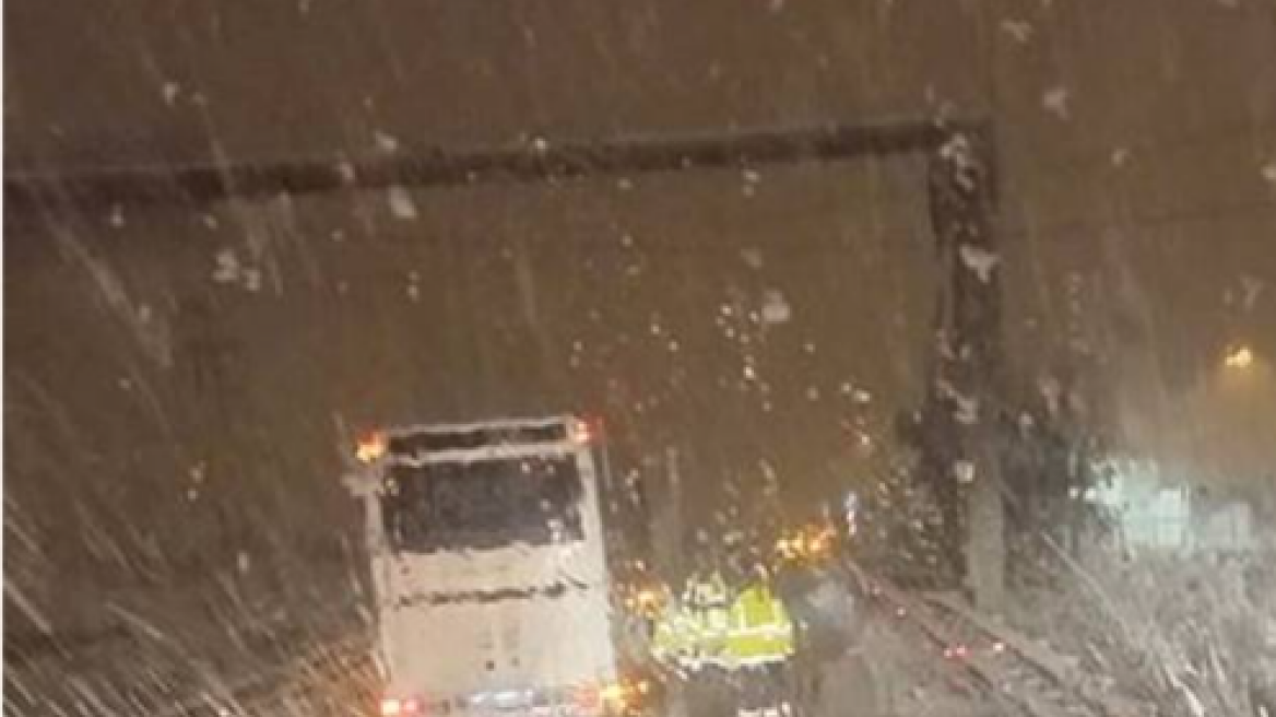 Επιχείρηση απεγκλωβισμού βυτιοφόρου και οχημάτων στον Ισθμό της Κορίνθου - Δείτε βίντεο