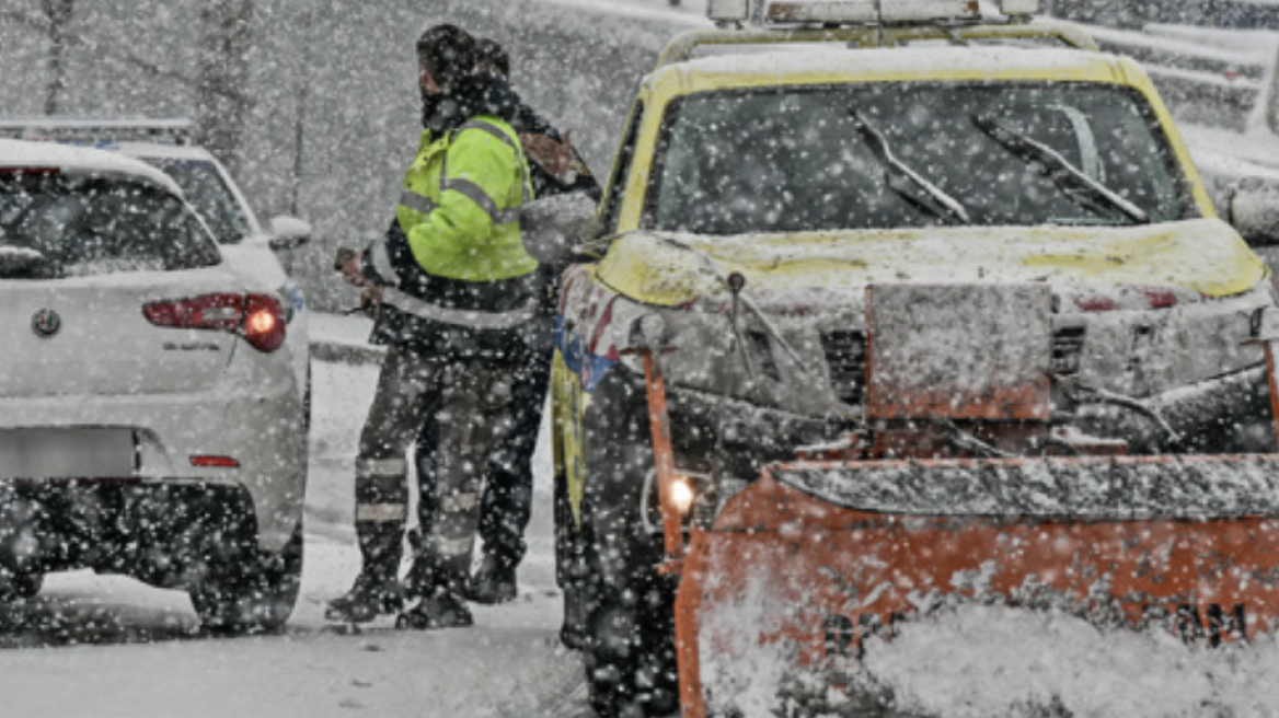 Κακοκαιρία «Ελπίς»: Πάνω από 90 οχήματα του στρατού στην Αττική, μοίρασαν 1.040 κουβέρτες και 570 μερίδες φαγητού 