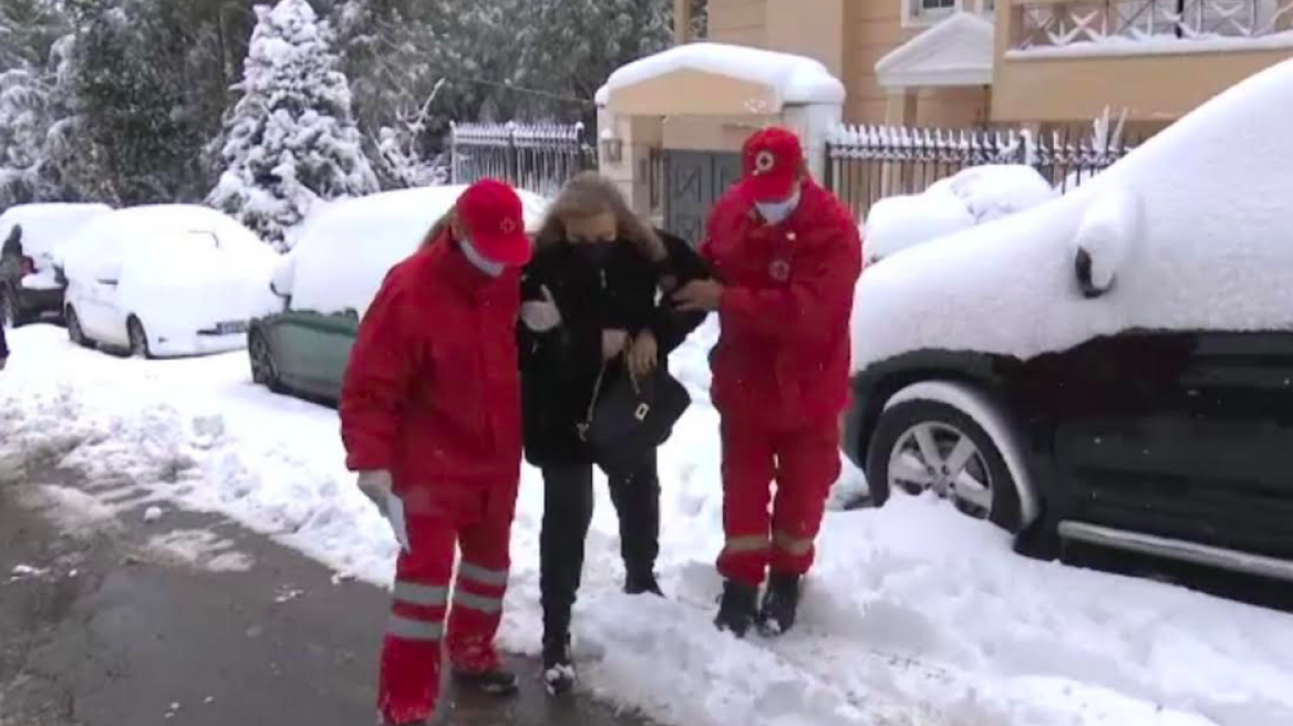 Ερυθρός Σταυρός: Μεταφέρει χρόνια πάσχοντες για θεραπεία εν μέσω κακοκαιρίας