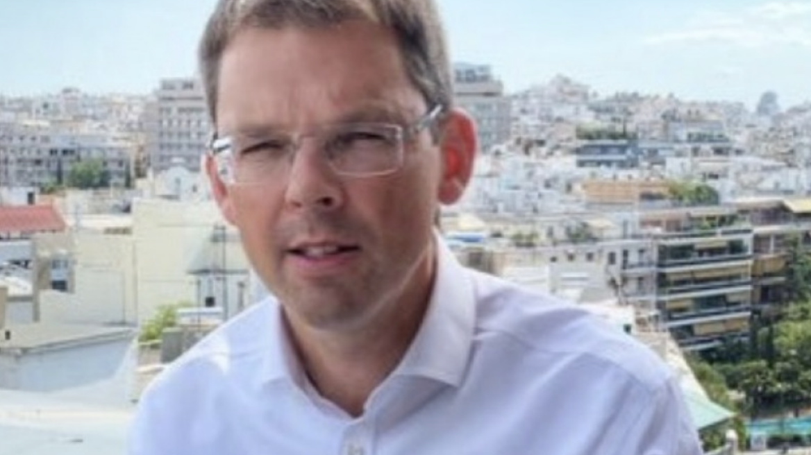 Η αντίδραση του Νορβηγού πρέσβη για την κακοκαιρία «Ελπίς», καθάρισε ο ίδιος με φτυάρι τα χιόνια έξω από το σπίτι του