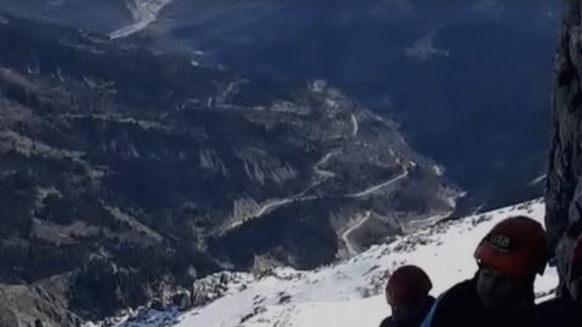 Βίντεο από τη διάσωση πυροσβέστη με ελικόπτερο στους -19 βαθμούς στην Άρτα