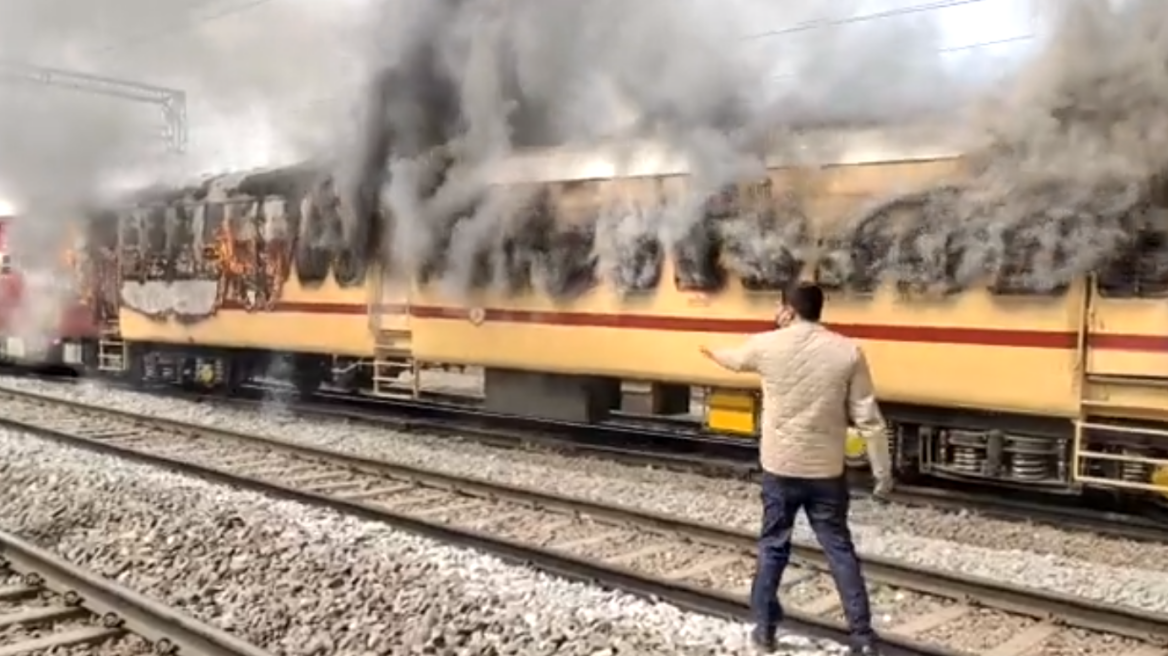 Ινδία: Εβαλαν φωτιά στα τρένα οι νέοι που ζητούν δουλειά στους σιδηροδρόμους -Διαμαρτύρονται για «στημένο» διαγωνισμό