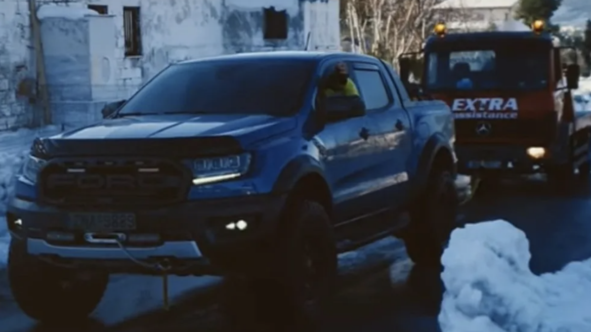 Ελλάδα: Ενα Ford Raptor βοηθά όχημα οδικής... βοήθειας (+video)