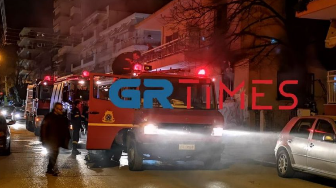 Καλαμαριά: Υπό έλεγχο η φωτιά που ξέσπασε σε μονοκατοικία - Δείτε βίντεο και φωτογραφίες