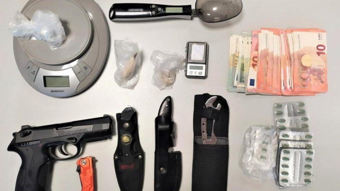 Καταδίωξαν διακινητή που έκρυβε ηρωίνη σε δυο σπίτια