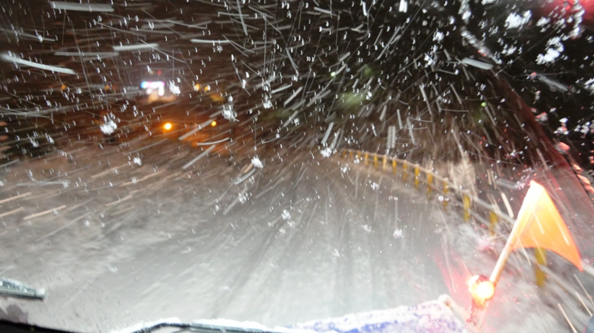 Καιρός - Χιόνια:  Σφοδρή χιονόπτωση στην πόλη των Γρεβενών μέσα στη νύχτα, δείτε εικόνες