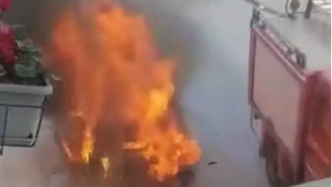  Η στιγμή που αυτοκίνητο στην Πάτρα τυλίγεται στις φλόγες και καίγεται ολοσχερώς 