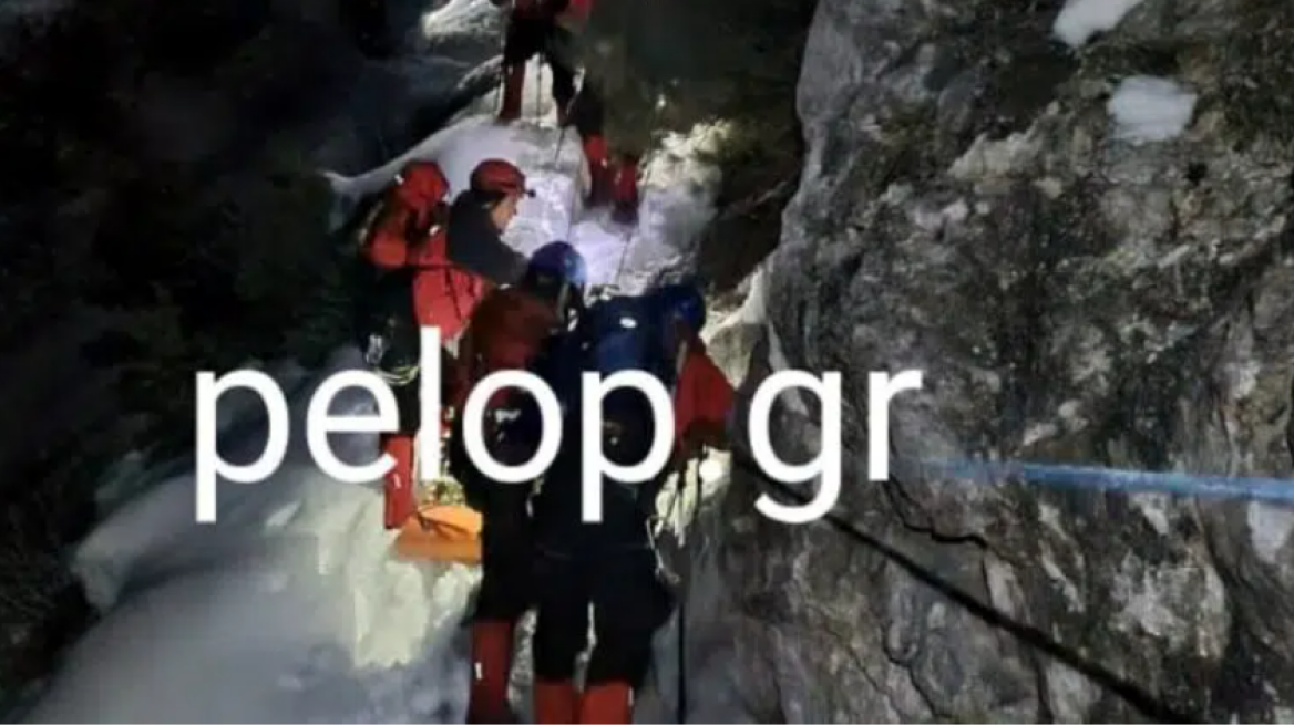 Καρέ- καρέ η επιχείρηση στα απόκρημνα του Χελμού για τους άτυχους ορειβάτες
