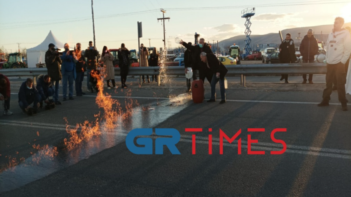 Τύρναβος: Έβαλαν φωτιά στο... τσίπουρο οι παραγωγοί - Δείτε βίντεο και φωτογραφίες