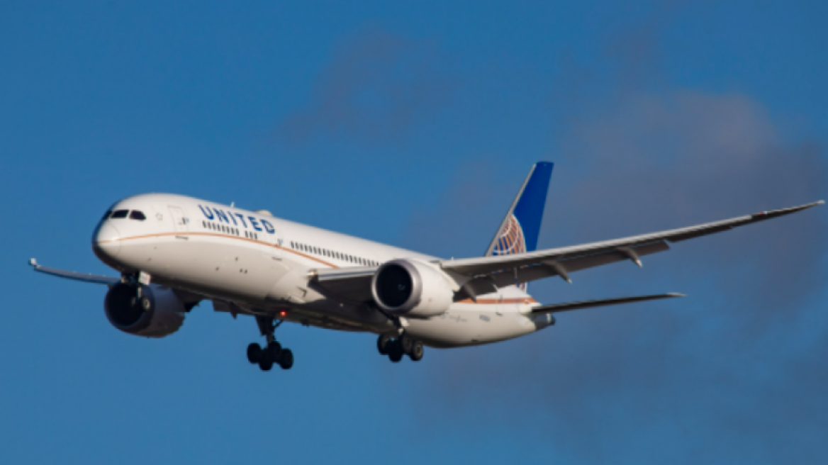 «United Airlines»: Γυναίκα καταγγέλλει ότι τη βίασε 40χρονος επιβάτης κατά τη διάρκεια πτήσης