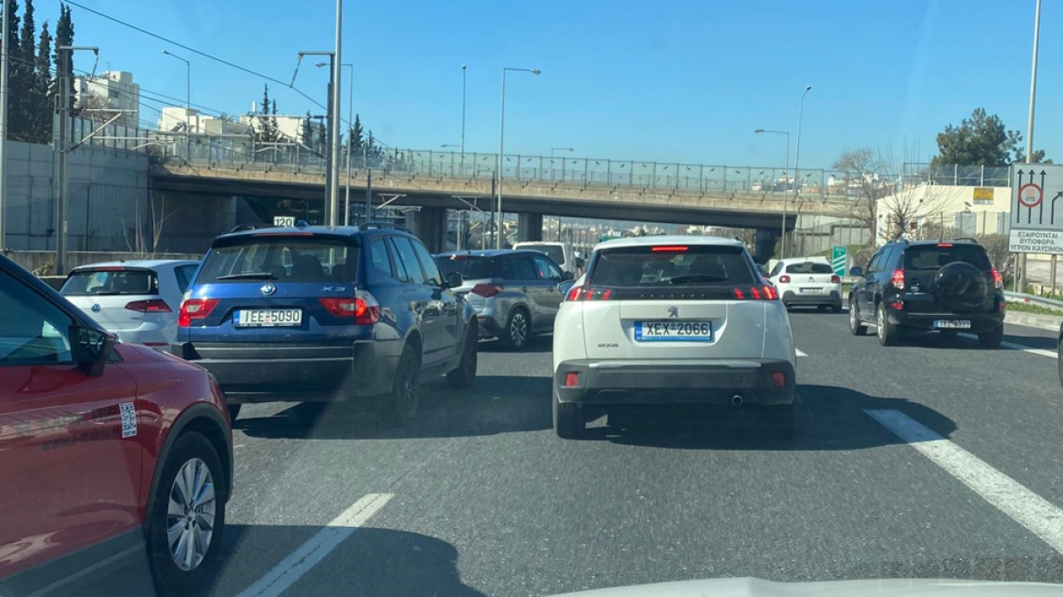 Κίνηση στους δρόμους: Μποτιλιάρισμα λόγω τροχαίου στην Αττική Οδό - Αποκαταστάθηκε η κυκλοφορία