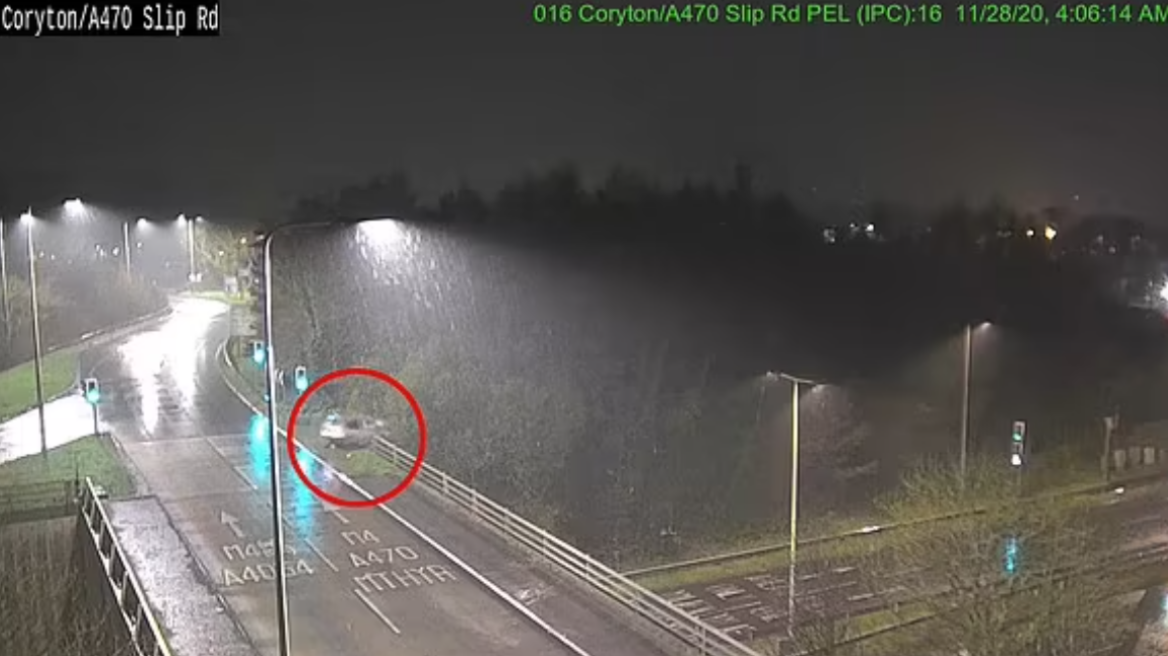 Βρετανία: Συγκλονιστικές εικόνες με πτώση αυτοκινήτου από γέφυρα - Σκοτώθηκε η συνοδηγός