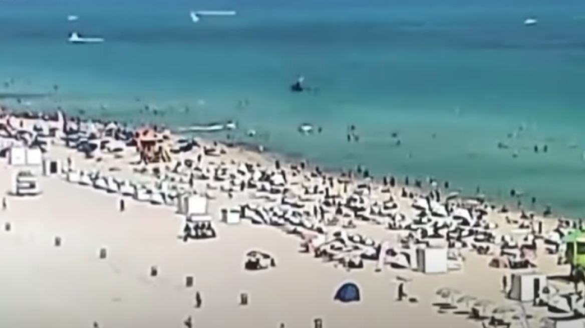 ΗΠΑ: Σοκαριστικό βίντεο με ελικόπτερο να πέφτει στη θάλασσα λίγα μέτρα από λουόμενους 