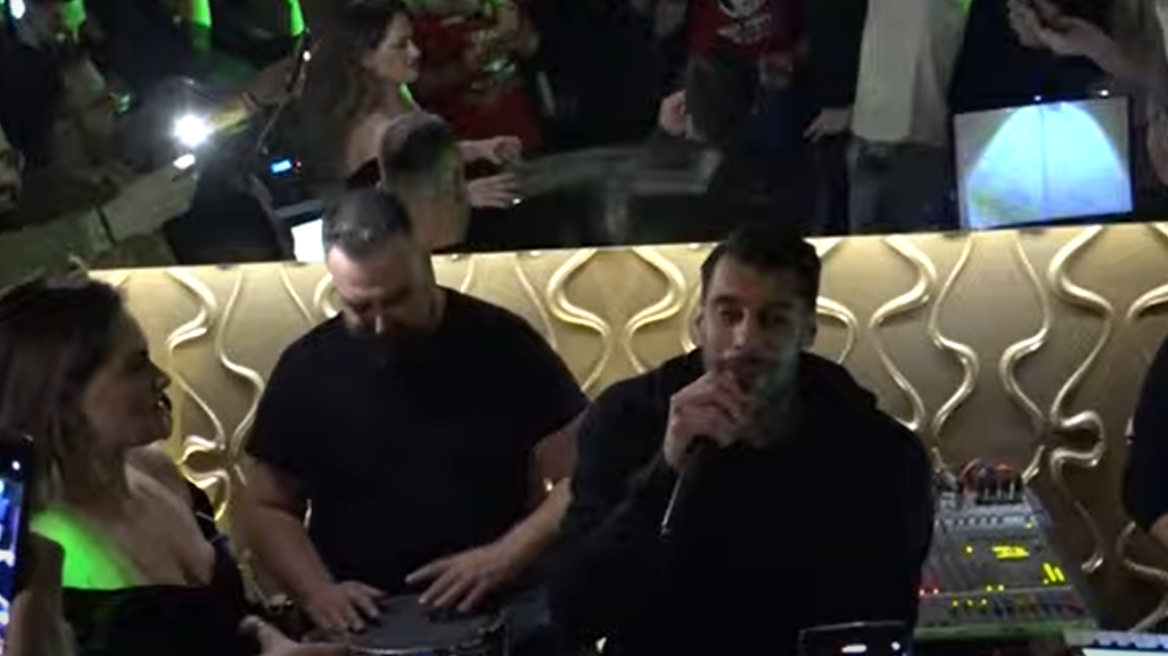 Βίντεο: Το ρεσιτάλ του Γιώργου Πρίντεζη με το μικρόφωνο στο ερυθρόλευκο γλέντι για το Κύπελλο