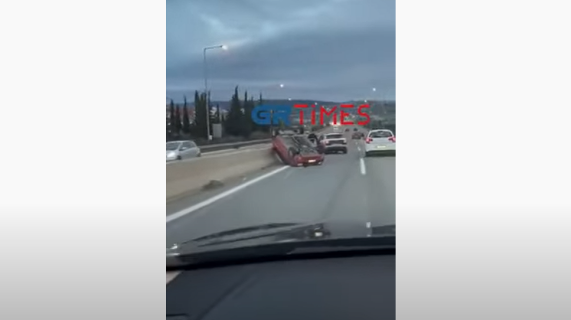 Θεσσαλονίκη: Αυτοκίνητο «τούμπαρε» στην Περιφερειακή Οδό - Δείτε βίντεο