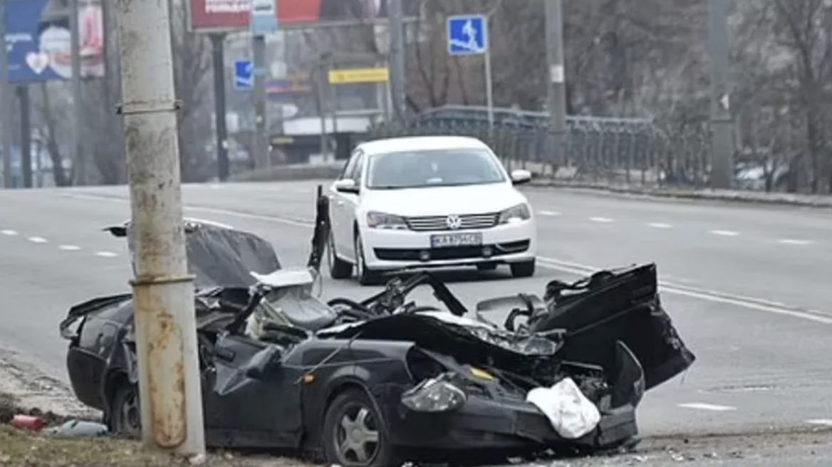 Ανατριχιαστικό video: Τανκ πατάει αυτοκίνητο με την οδηγό στο Κίεβο