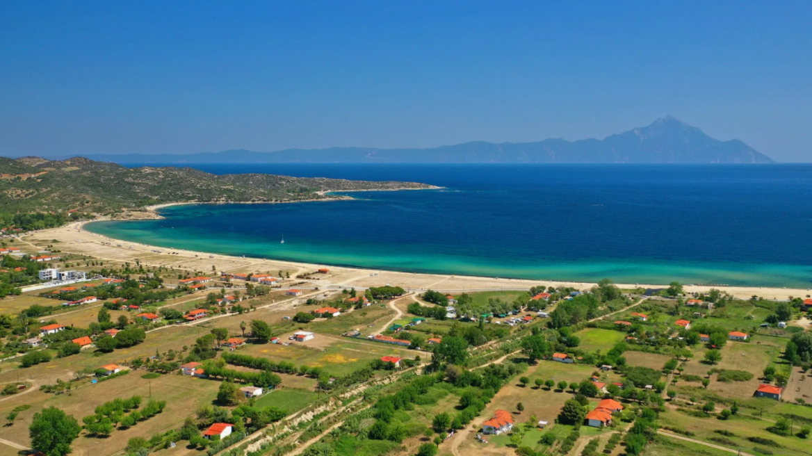 Συκιά, ένας «παράδεισος» στη Χαλκιδική: Παραλίες με τιρκουάζ νερά, ατμοσφαιρικά στενά και μεγαλοπρεπής θέα στο Άγιο Όρος