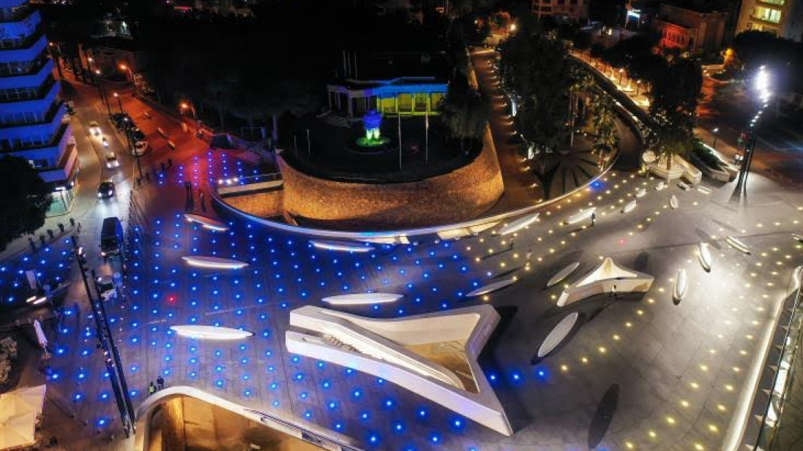 Πόλεμος στην Ουκρανία - Κύπρος: Στα χρώμα της ουκρανικής σημαίας το κέντρο της Λευκωσίας