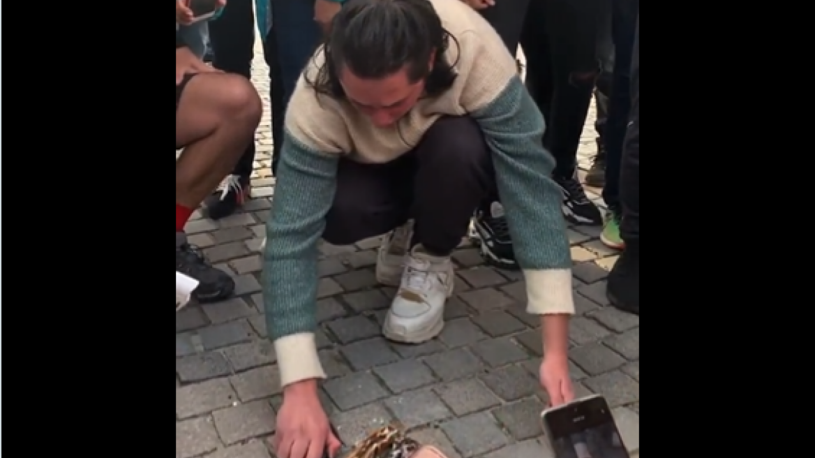 Πόλεμος στην Ουκρανία: Ρώσος στην Πάφο καίει το διαβατήριό του