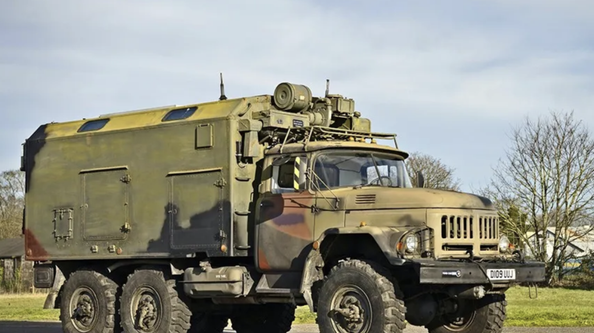 Ετοιμο για όλα το πρώην σοβιετικό στρατιωτικό φορτηγό...