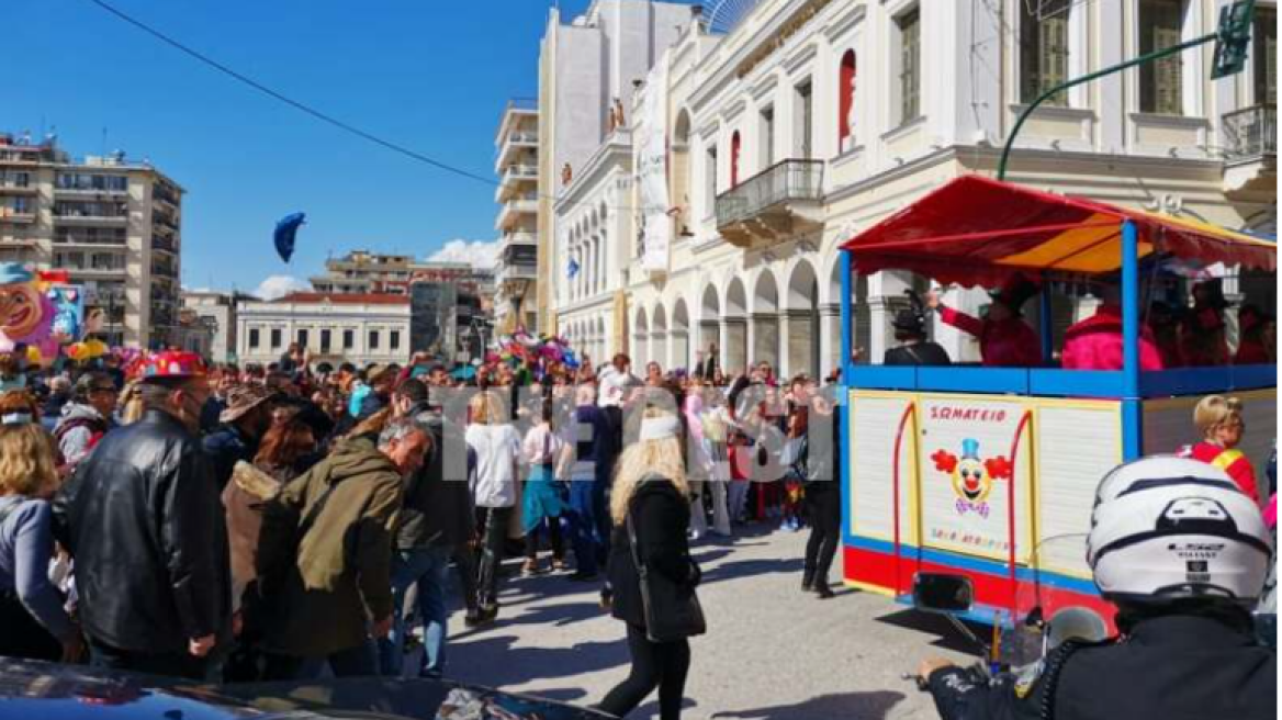Πάτρα: Tο αδιαχώρητο επικράτησε στο κέντρο σήμερα τελευταία Κυριακή του Καρναβαλιού - Βίντεο και φωτογραφίες