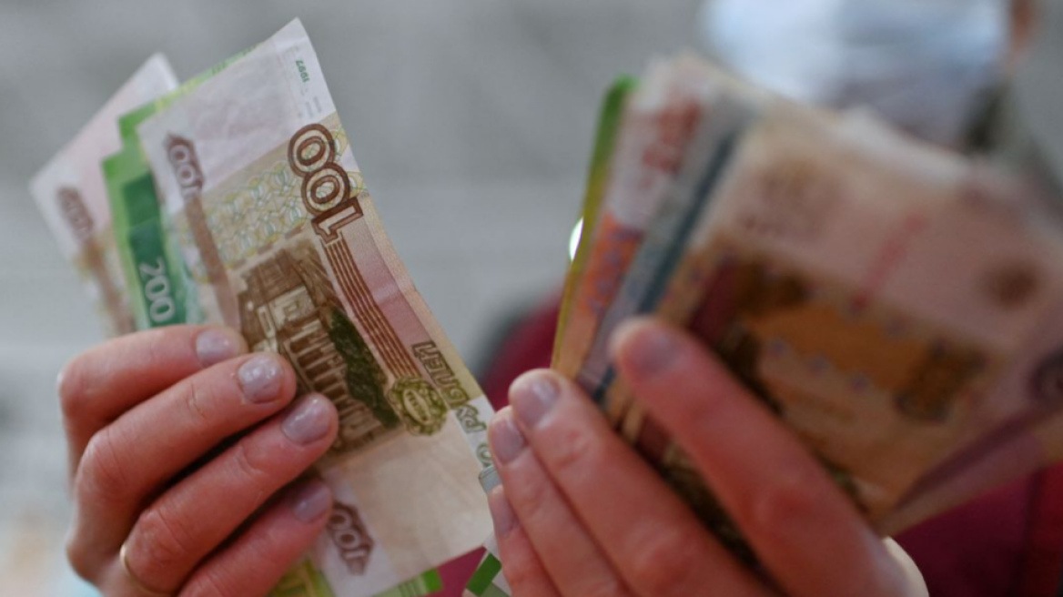 Πόλεμος στην Ουκρανία: Καταρρέει το ρούβλι, έφτασε στα 138 η ισοτιμία με το δολάριο