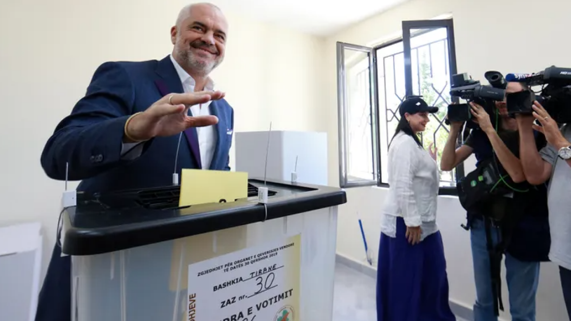 Αλβανία: Συντριπτική υπεροχή για το κόμμα του Ράμα στις ενδιάμεσες δημοτικές εκλογές