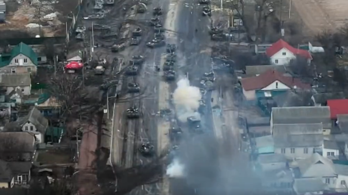 Πόλεμος στην Ουκρανία: Τι αποκαλύπτει το βίντεο της επίθεσης των Ουκρανών στη ρωσική φάλαγγα αρμάτων μάχης και τεθωρακισμένων