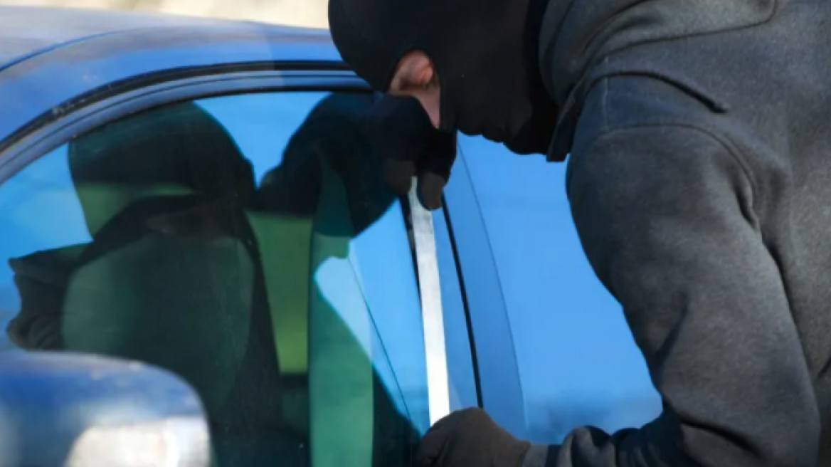 Ελλάδα: Με 18 ευρώ κάνουν... αόρατα τα αυτοκίνητά μας