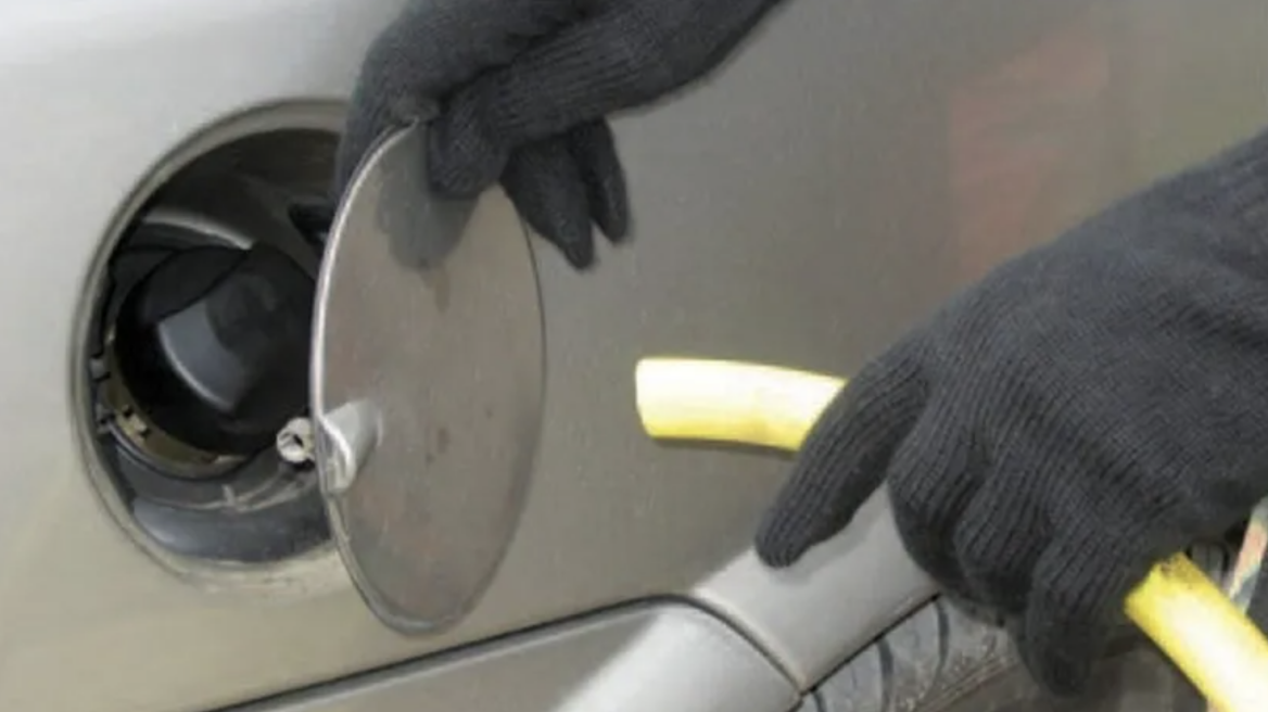 Απίστευτο:  Αδειάζουν τη νύχτα τα ρεζερβουάρ και πουλάνε τα καύσιμα