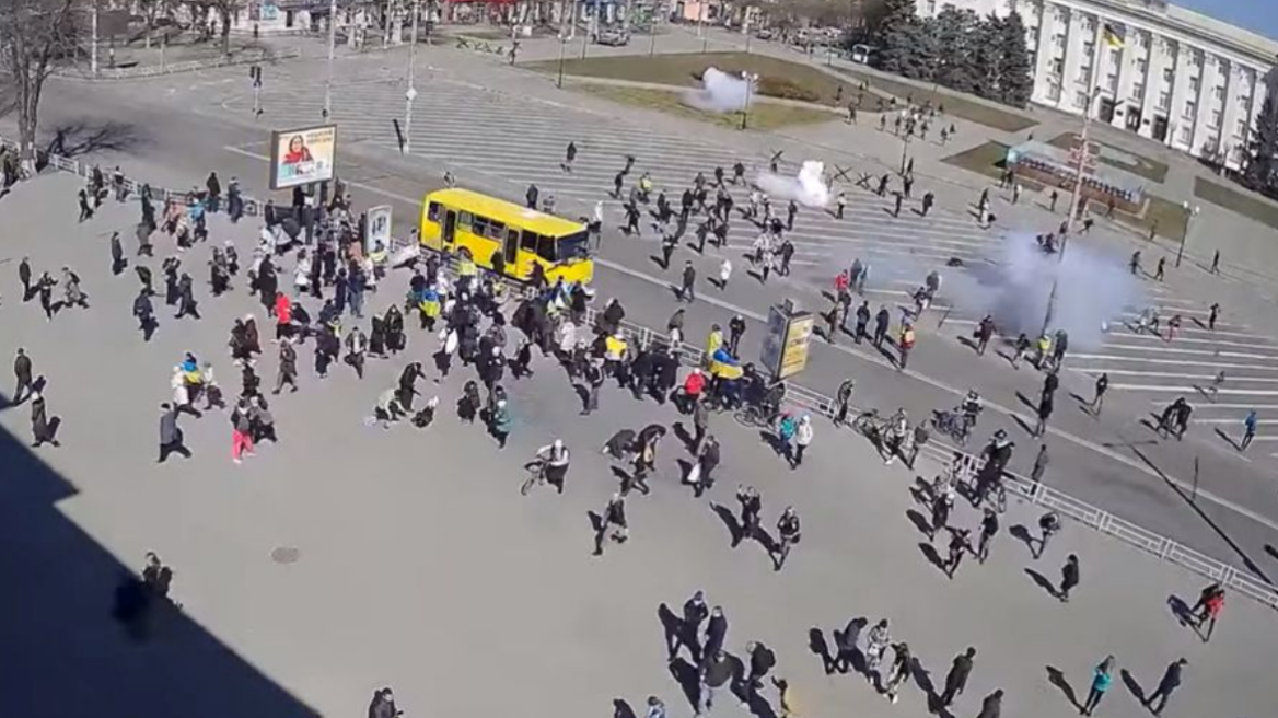 Πόλεμος στην Ουκρανία: Διαδήλωση στη Χερσώνα διαλύεται με «πυρά στον αέρα» και χειροβομβίδες κρότου-λάμψης
