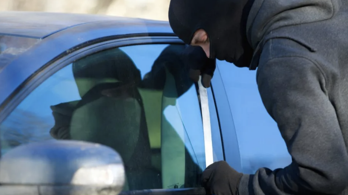 Έκλεβαν ό,τι έβρισκαν σε σταθμευμένα αυτοκίνητα