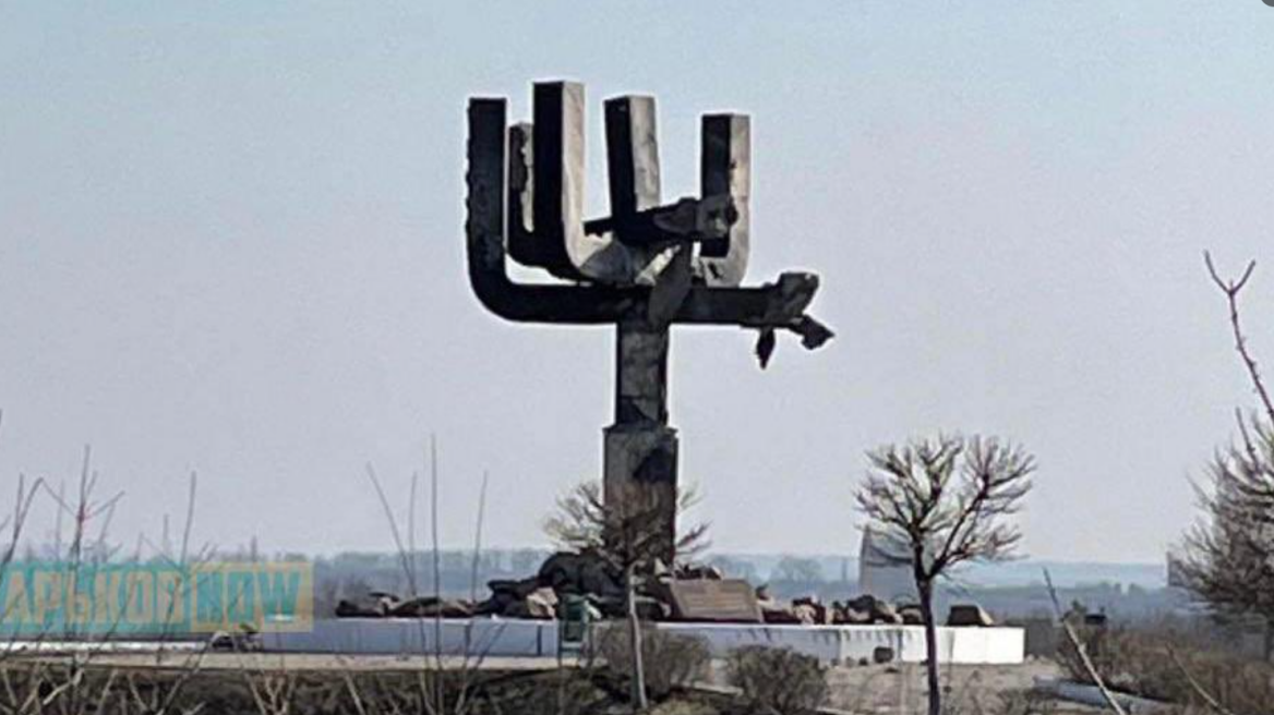 Πόλεμος στην Ουκρανία: Θύμα της «αποναζιστικοποίησης» και το μνημείο του Ολοκαυτώματος στο Χάρκοβο