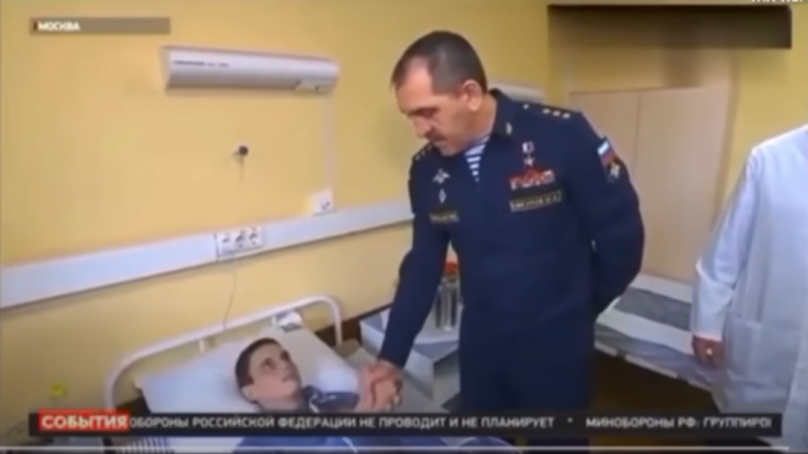 Μακάβρια γκάφα του Ρώσου αναπληρωτή υπουργού Άμυνας, ευχήθηκε σε στρατιώτη που έχασε ένα πόδι... να σταθεί γρήγορα όρθιος - Δείτε βίντεο