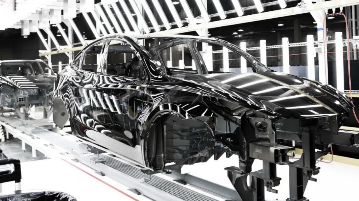 Δείτε για ποιο λόγο πληρώνουν επιπλέον 3.000 ευρώ οι αγοραστές Tesla