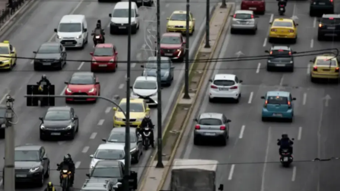 Κίνηση στους δρόμους: Μποτιλιάρισμα τέλος στην Αττική Οδό λόγω τροχαίου