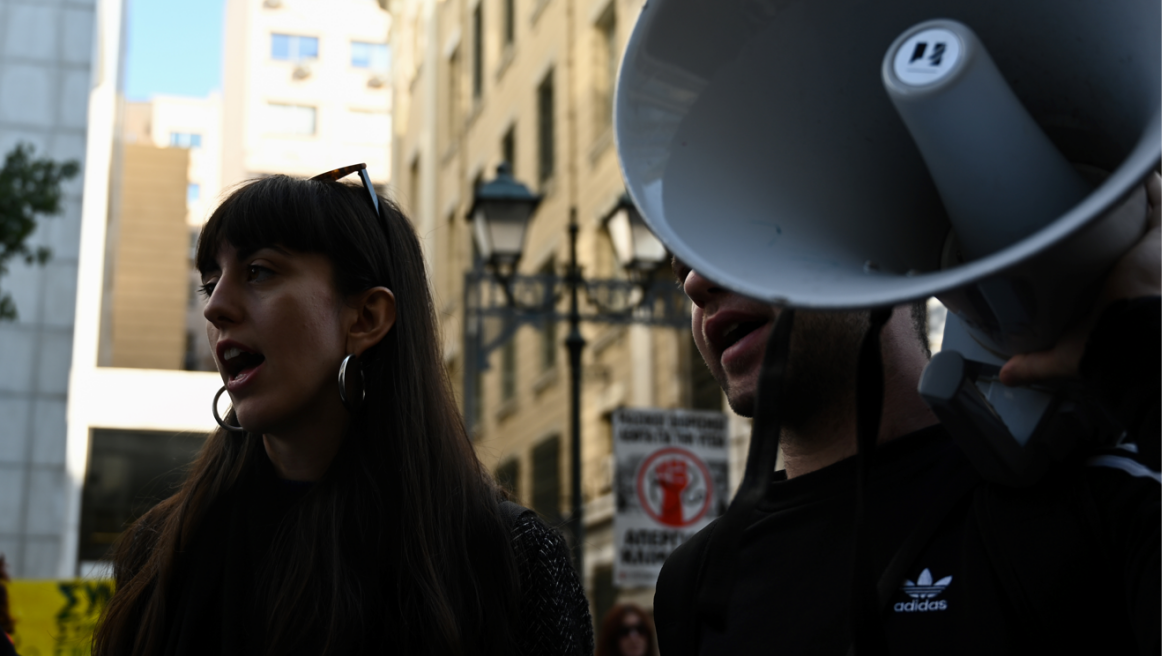 Διαμαρτυρία εργαζομένων νωρίς το πρωί στον ΟΑΕΔ Αλίμου