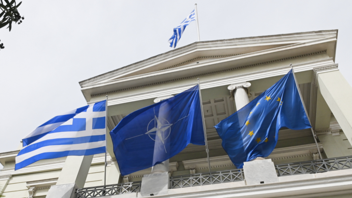 ΥΠΕΞ: Η σημαία του ΝΑΤΟ κυματίζει σήμερα στο κτίριο, πέρασαν 73 χρόνια από την ίδρυσή του