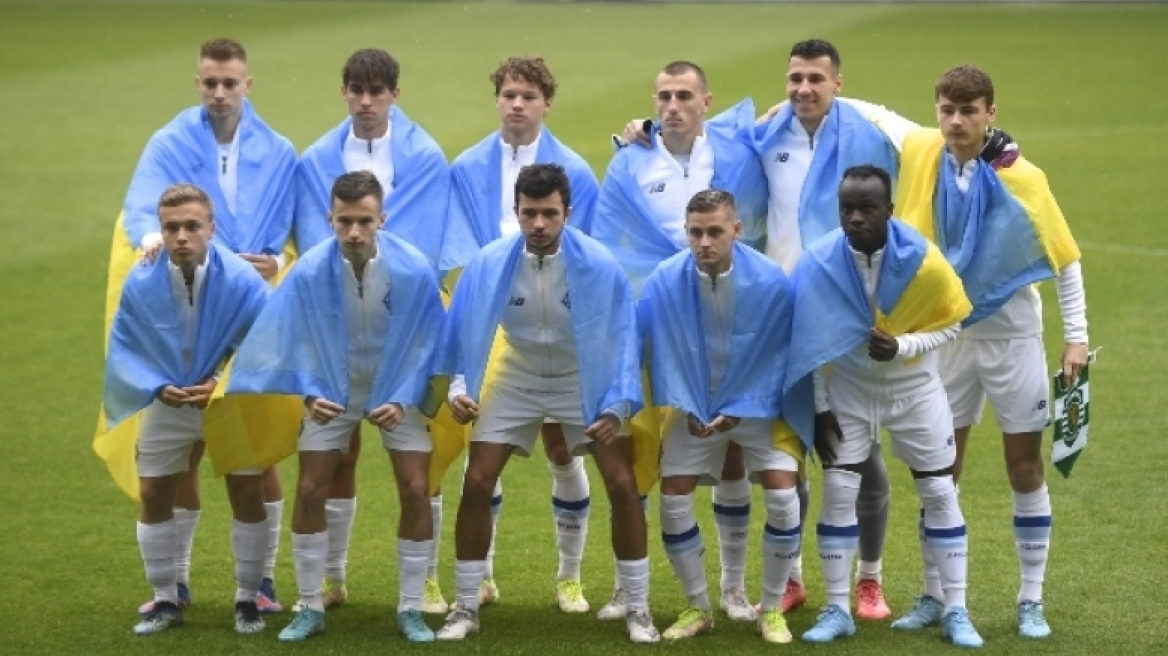 Συγκινητικές στιγμές στον πρώτο αγώνα ουκρανικής ομάδας μετά από την έναρξη του πολέμου - Δείτε βίντεο