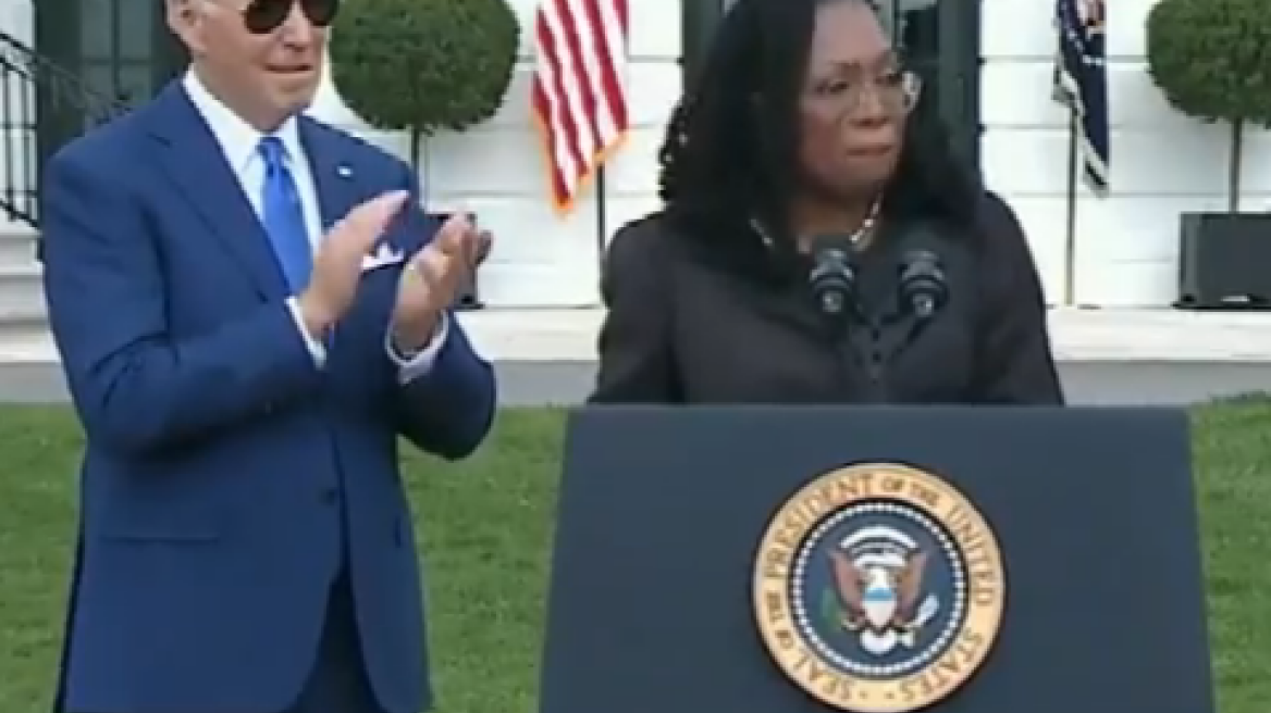 ΗΠΑ: Η στιγμή που η πρώτη μαύρη Ανώτατη Δικαστής της Αμερικής μιλά για τον ρατσισμό και τη χειροκροτά ο Μπάιντεν