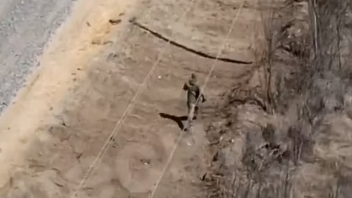 Πόλεμος στην Ουκρανία: Καρέ καρέ Ρώσος στρατιώτης τρέχει να ξεφύγει από ουκρανικό drone