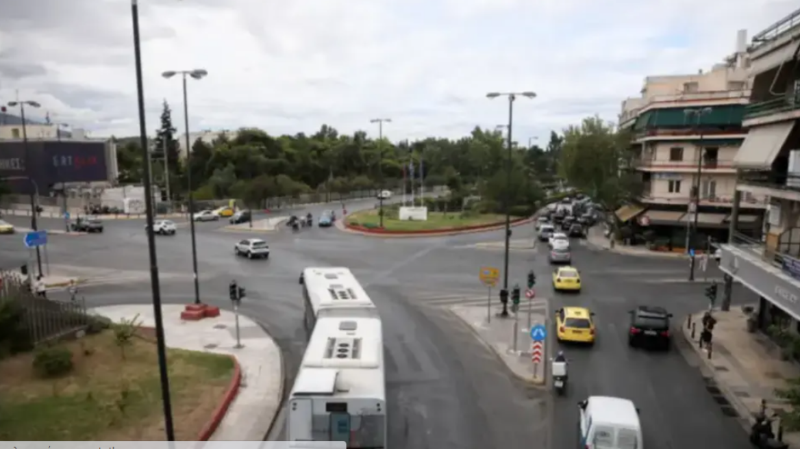 Κίνηση στους δρόμους: Μποτιλιάρισμα στην Κατεχάκη λόγω καραμπόλας φορτηγού με 2 ΙΧ 