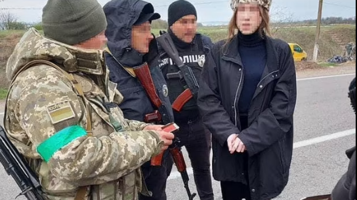 Πόλεμος στην Ουκρανία: Έπιασαν νεαρό με... γυναικεία ρούχα στα σύνορα με τη Μολδαβία