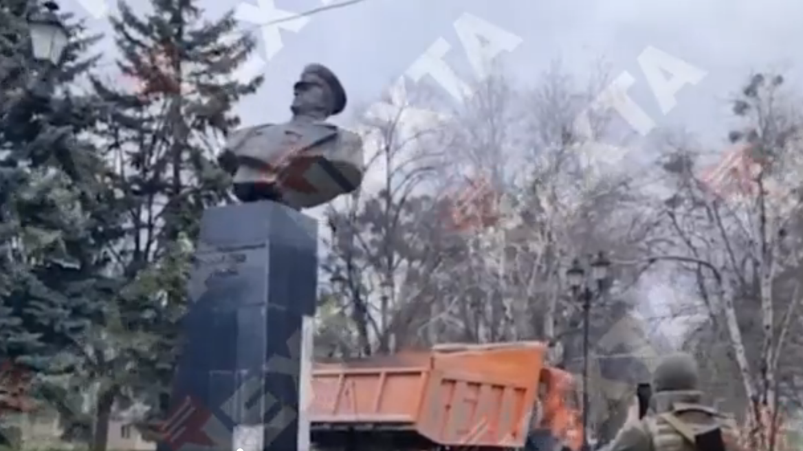 Πόλεμος στην Ουκρανία: Ακροδεξιοί «ξήλωσαν» το άγαλμα του Στρατάρχη Ζούκοφ στο Χάρκοβο και το πέταξαν στα σκουπίδια