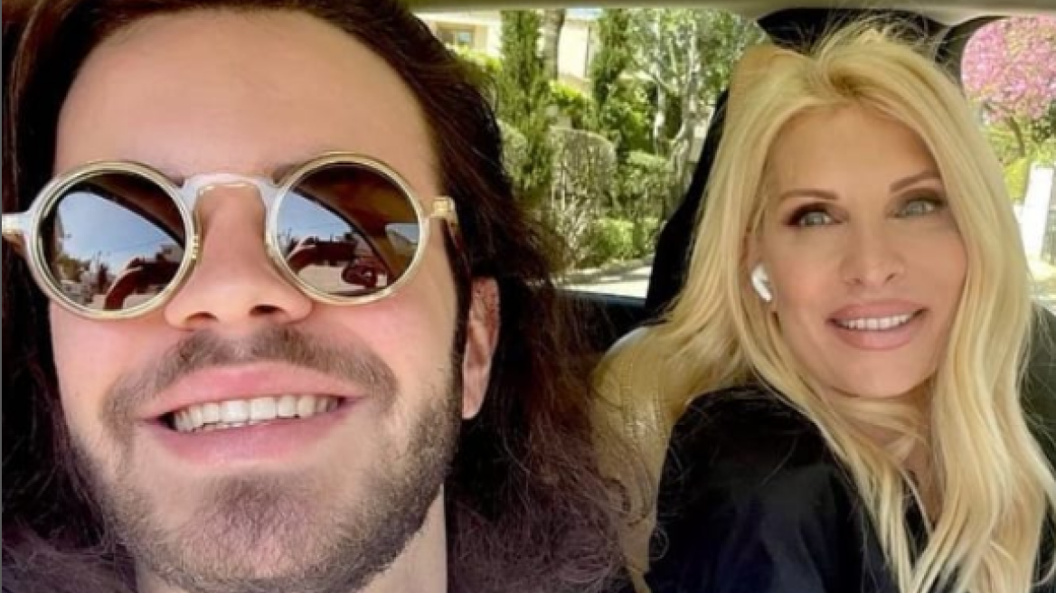 Ο Άγγελος Λάτσιος φωτογραφίζεται κάτω από το νερό