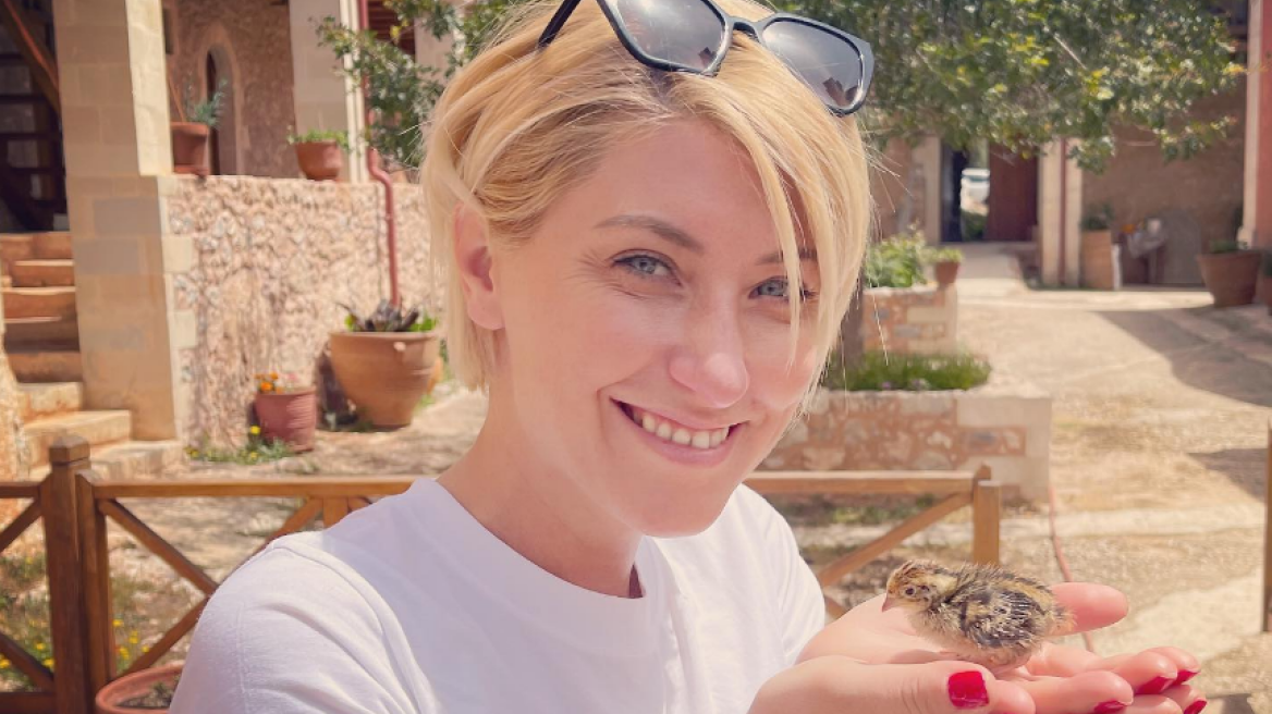 Η Σία Κοσιώνη εύχεται «Καλή Ανάσταση» από τα Χανιά