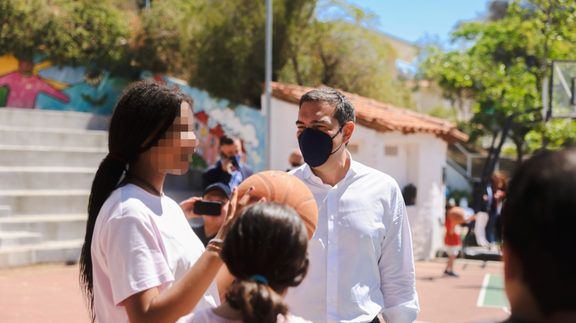 Επανήλθε στο Tik Tok το βίντεο Τσίπρα από την επίσκεψη στα Παιδικά Χωριά SOS